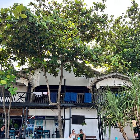 Ohlala Guesthouse 페렌티안 아일랜드 외부 사진
