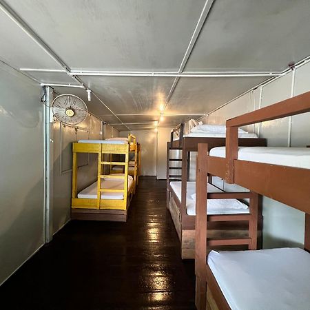 Ohlala Guesthouse 페렌티안 아일랜드 외부 사진