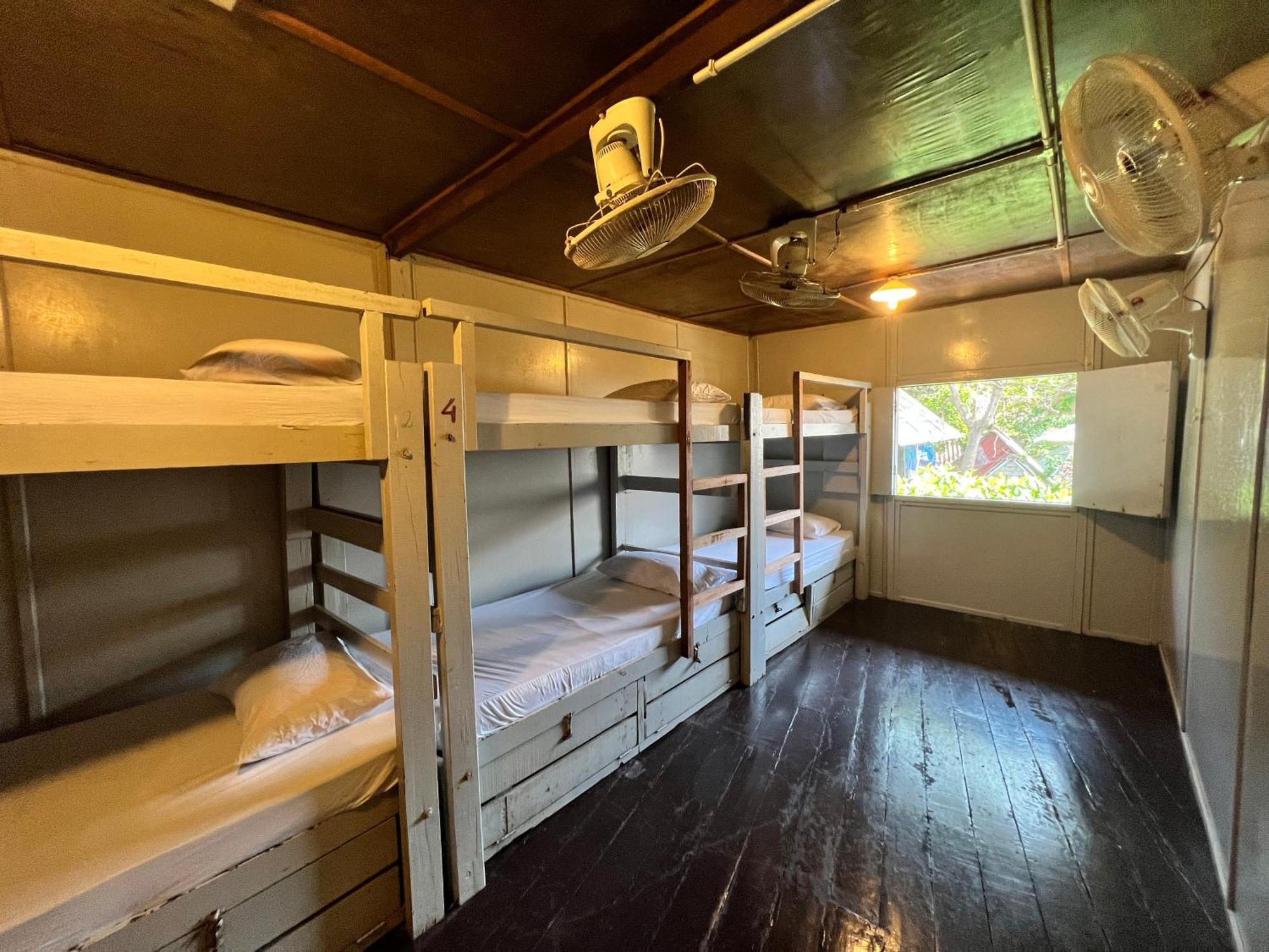 Ohlala Guesthouse 페렌티안 아일랜드 외부 사진