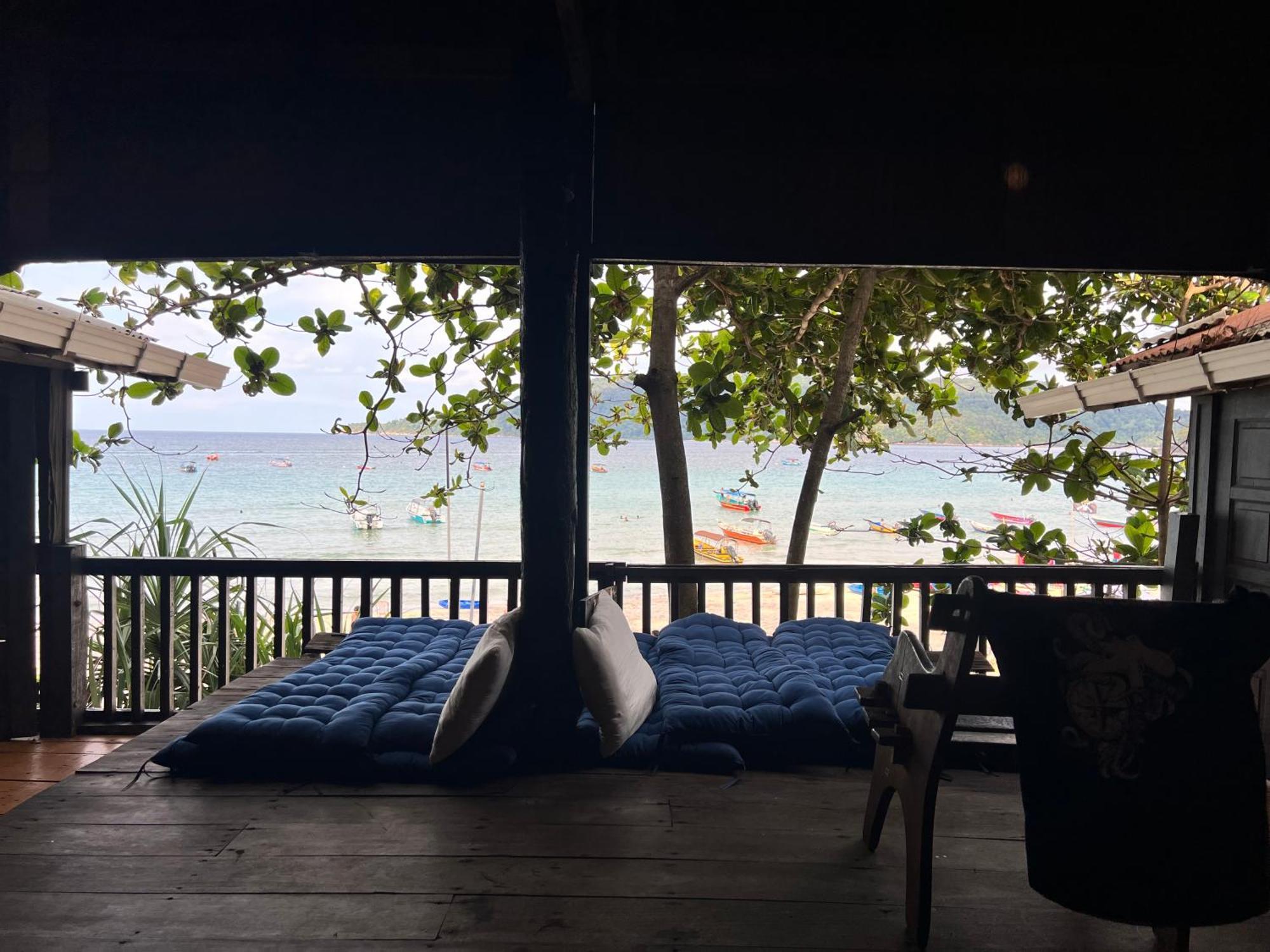 Ohlala Guesthouse 페렌티안 아일랜드 외부 사진