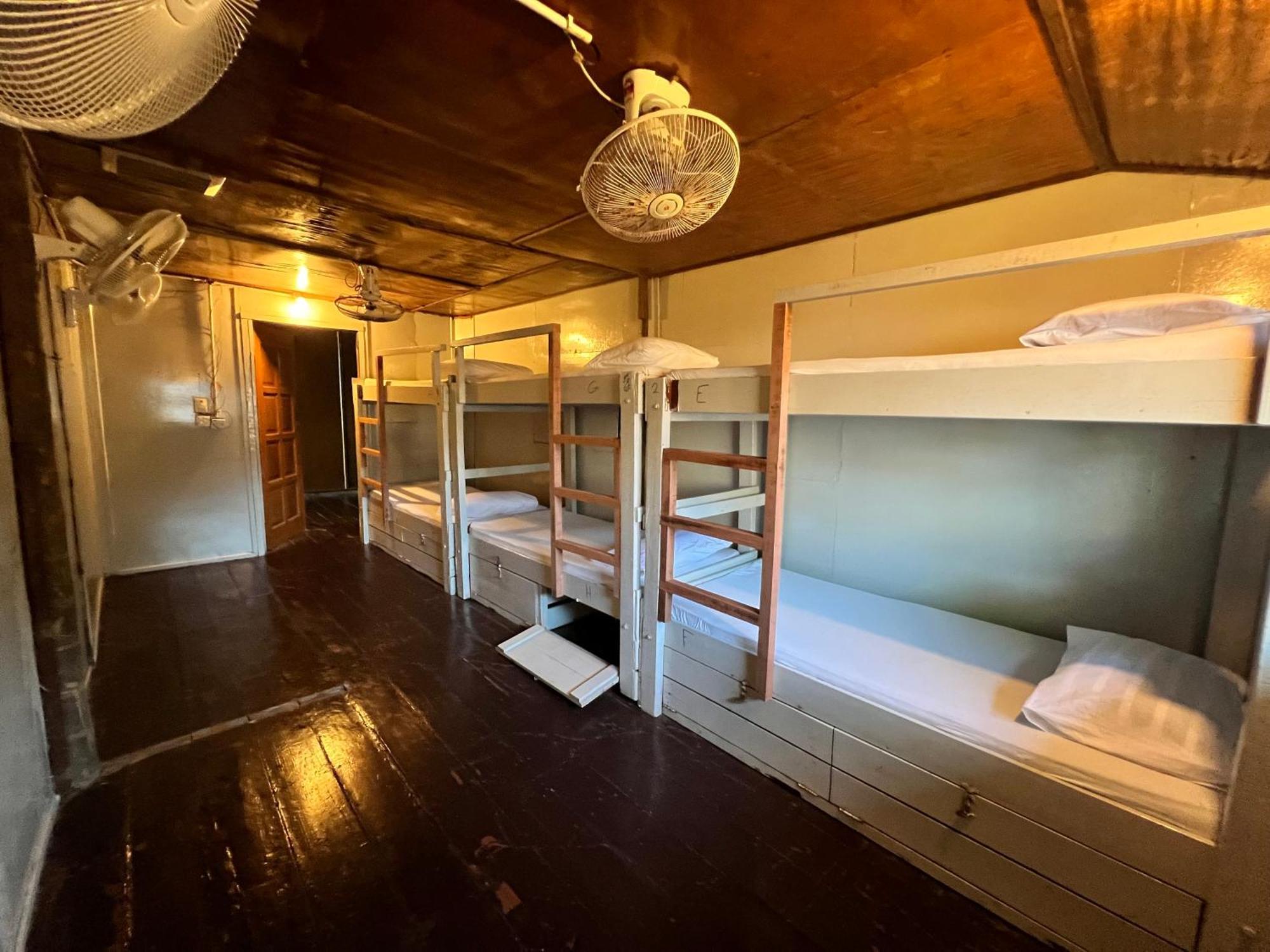 Ohlala Guesthouse 페렌티안 아일랜드 외부 사진