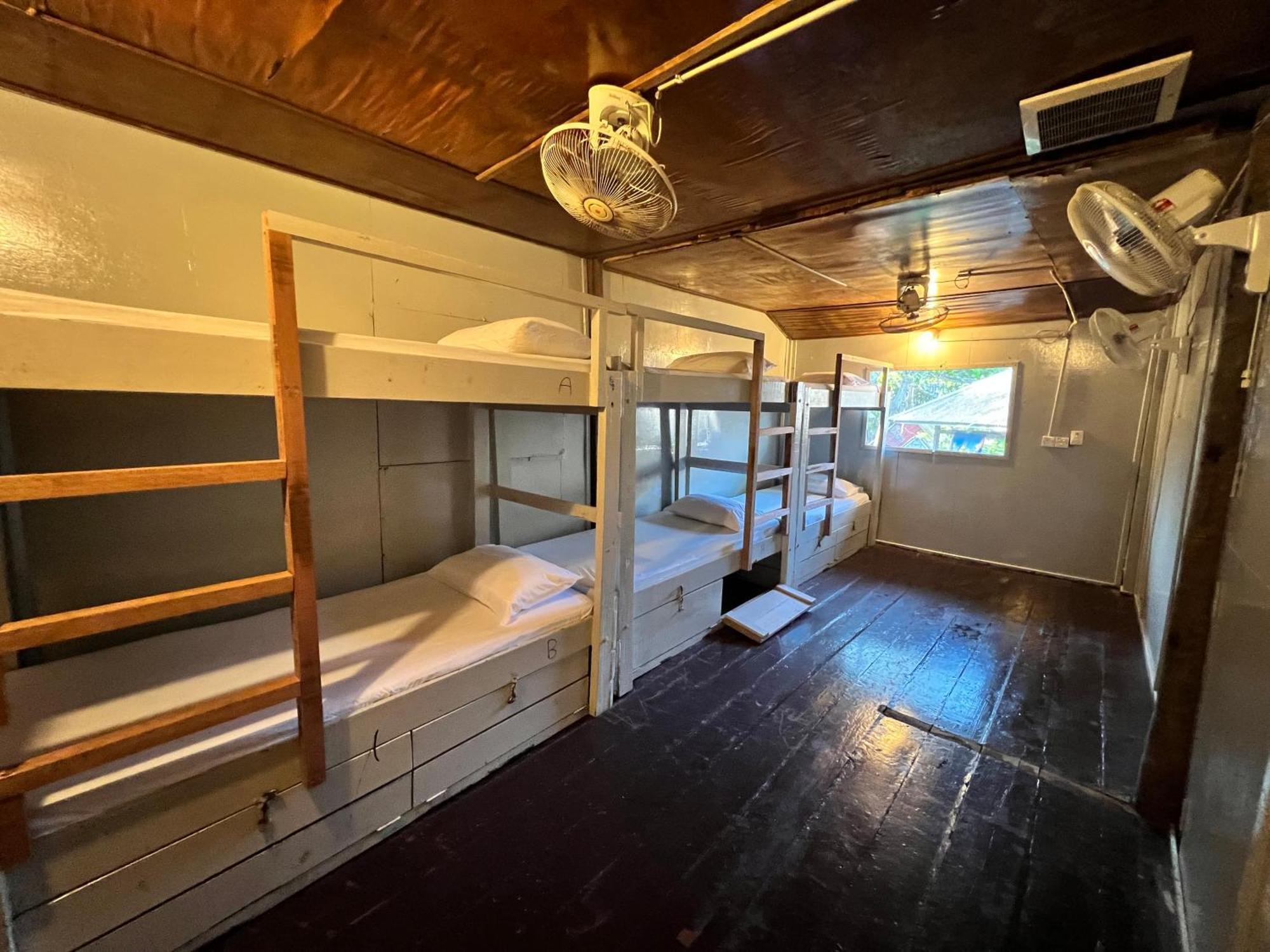 Ohlala Guesthouse 페렌티안 아일랜드 외부 사진