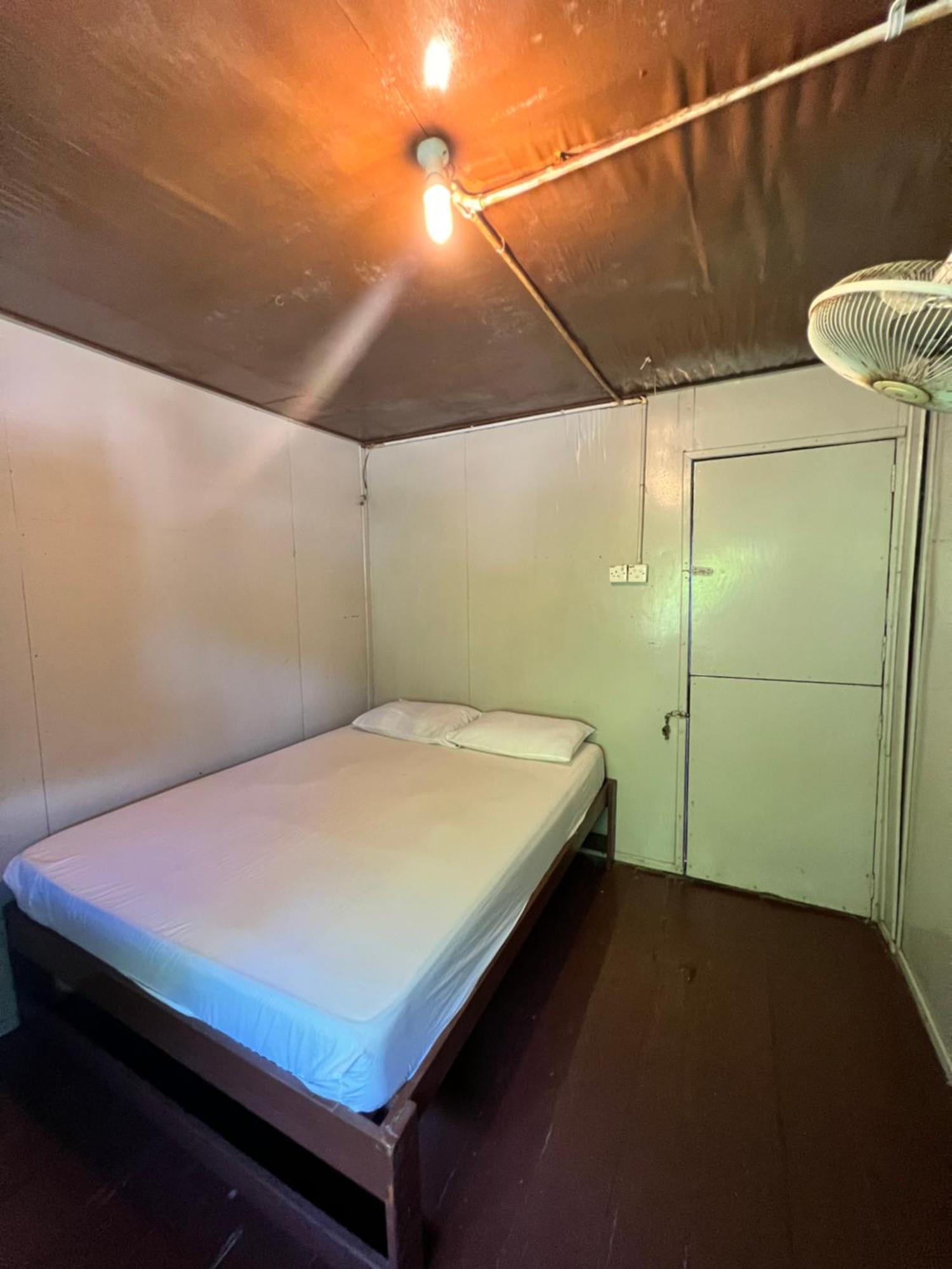 Ohlala Guesthouse 페렌티안 아일랜드 외부 사진