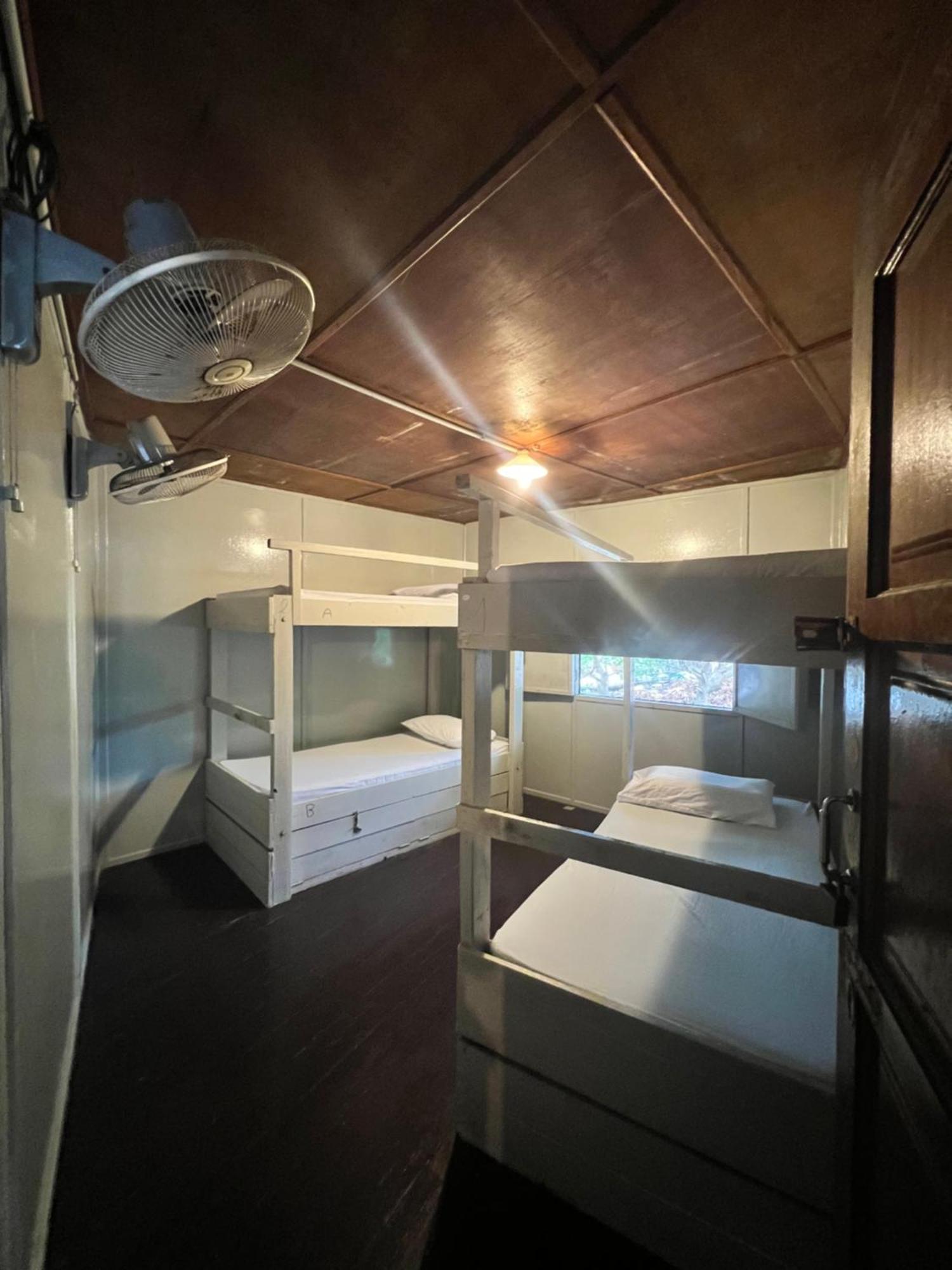 Ohlala Guesthouse 페렌티안 아일랜드 외부 사진