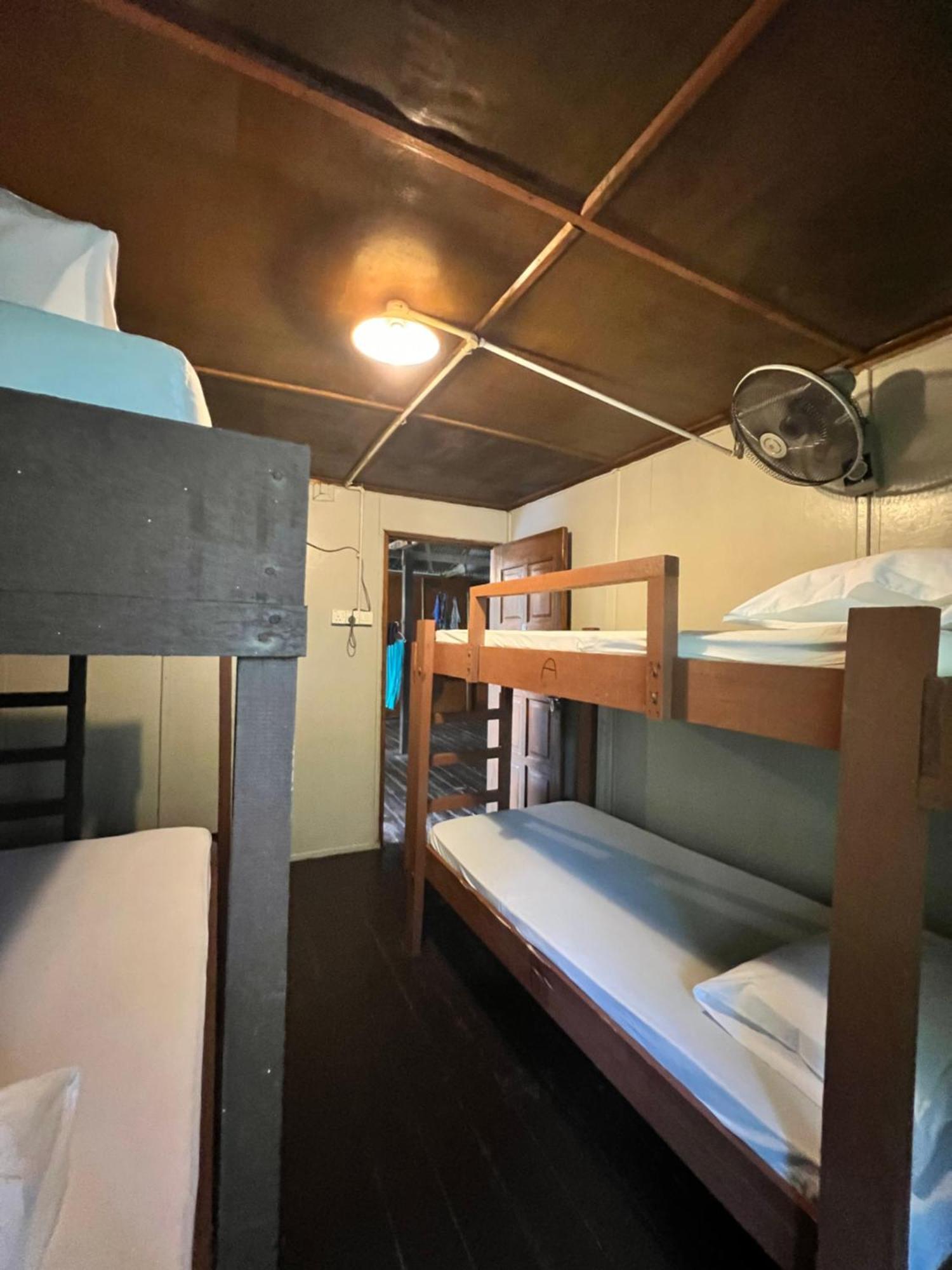 Ohlala Guesthouse 페렌티안 아일랜드 외부 사진