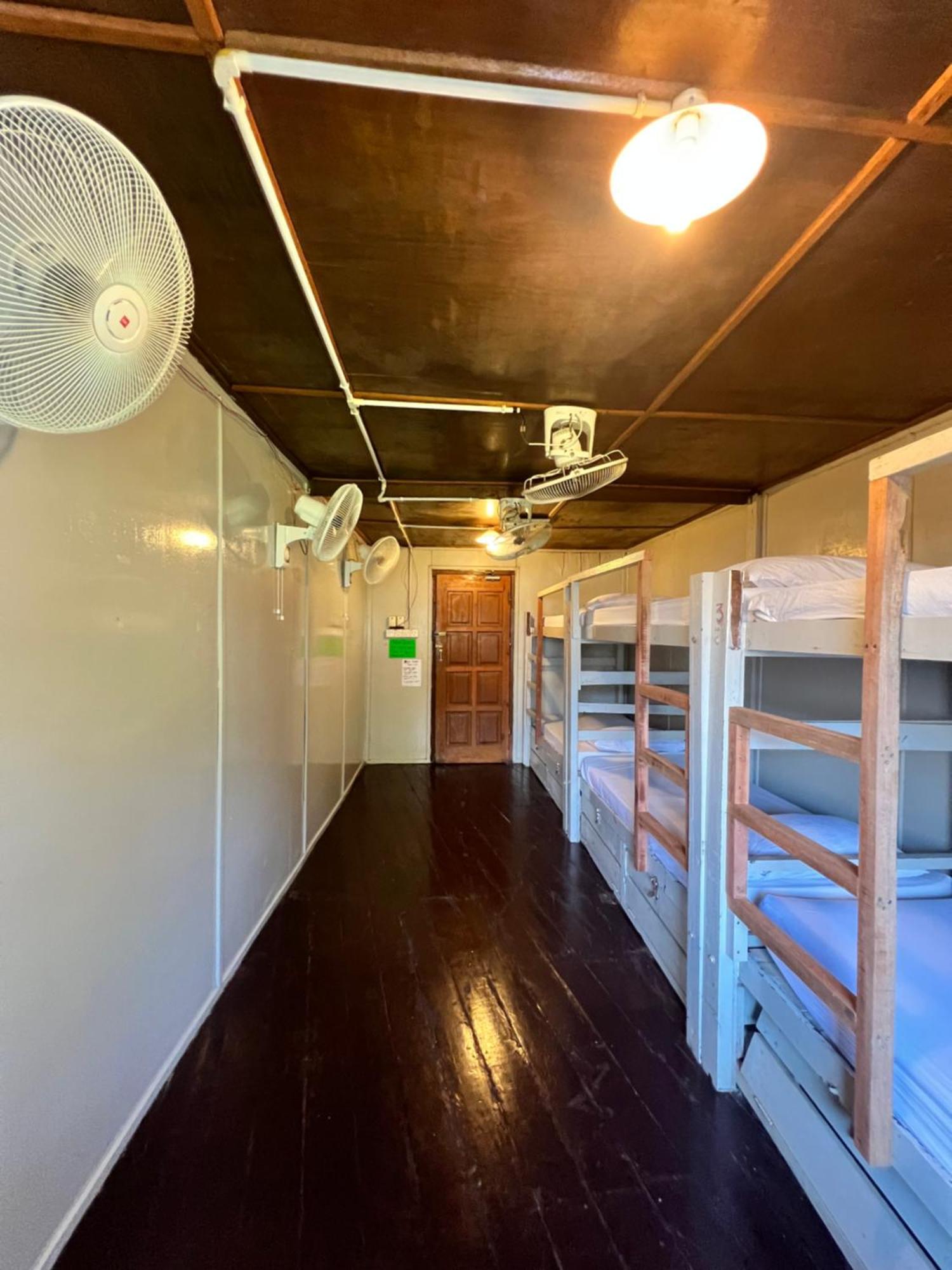 Ohlala Guesthouse 페렌티안 아일랜드 외부 사진