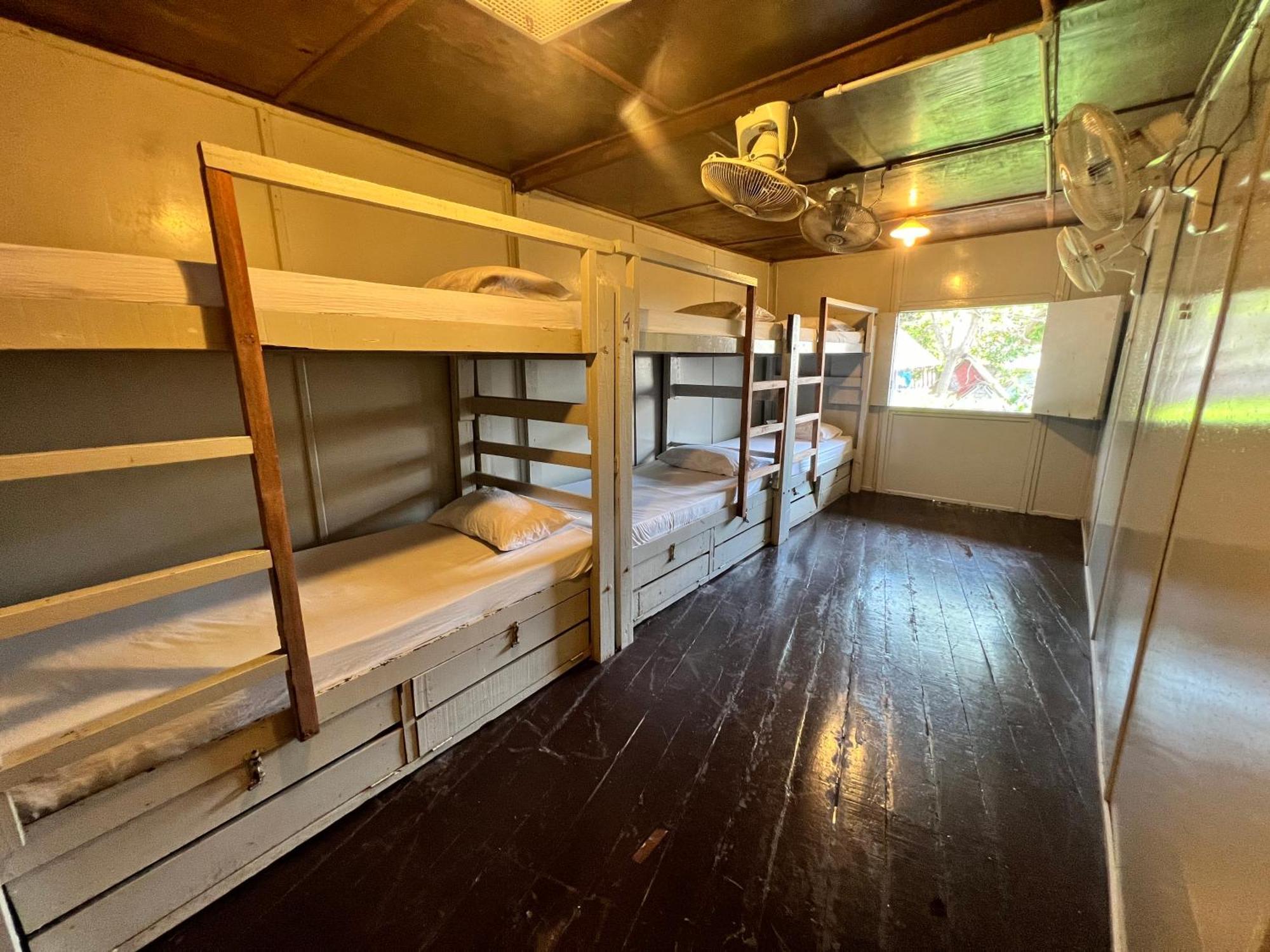 Ohlala Guesthouse 페렌티안 아일랜드 외부 사진