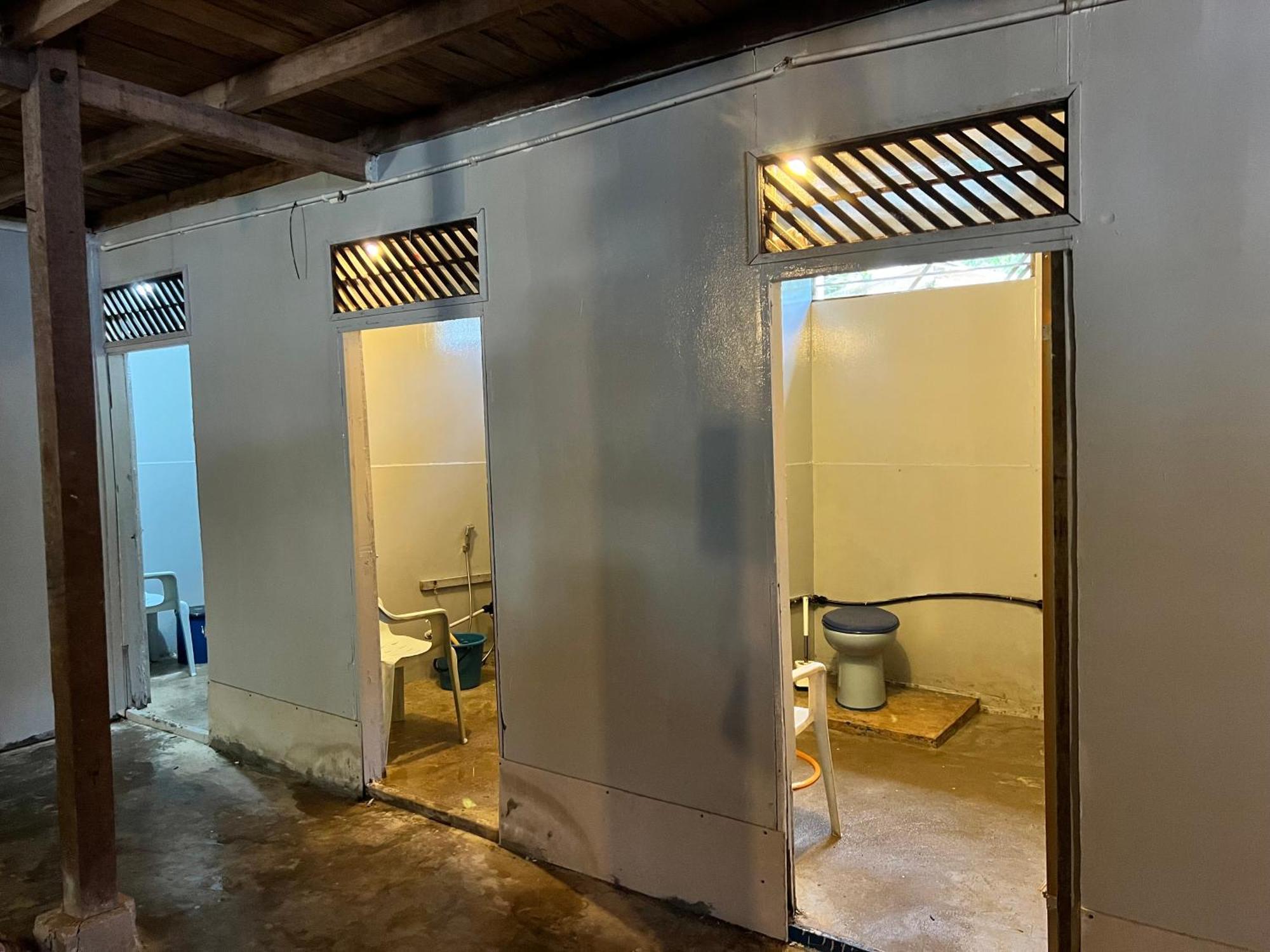 Ohlala Guesthouse 페렌티안 아일랜드 외부 사진