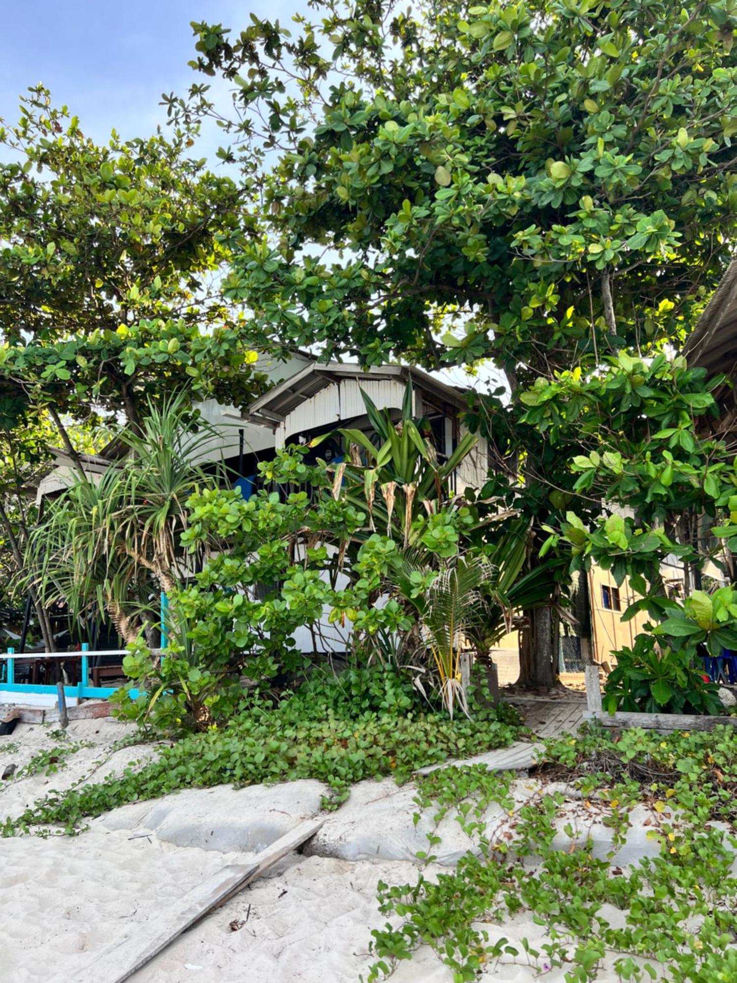 Ohlala Guesthouse 페렌티안 아일랜드 외부 사진