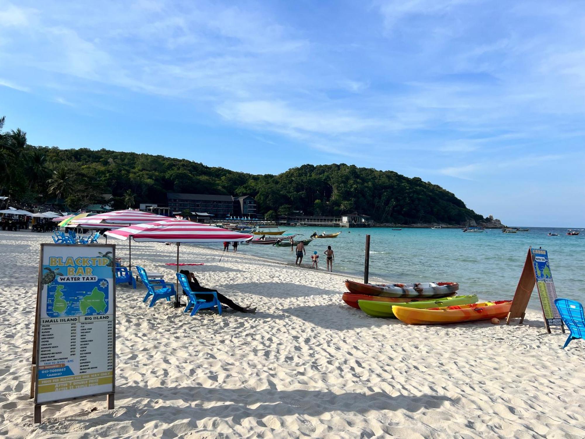 Ohlala Guesthouse 페렌티안 아일랜드 외부 사진