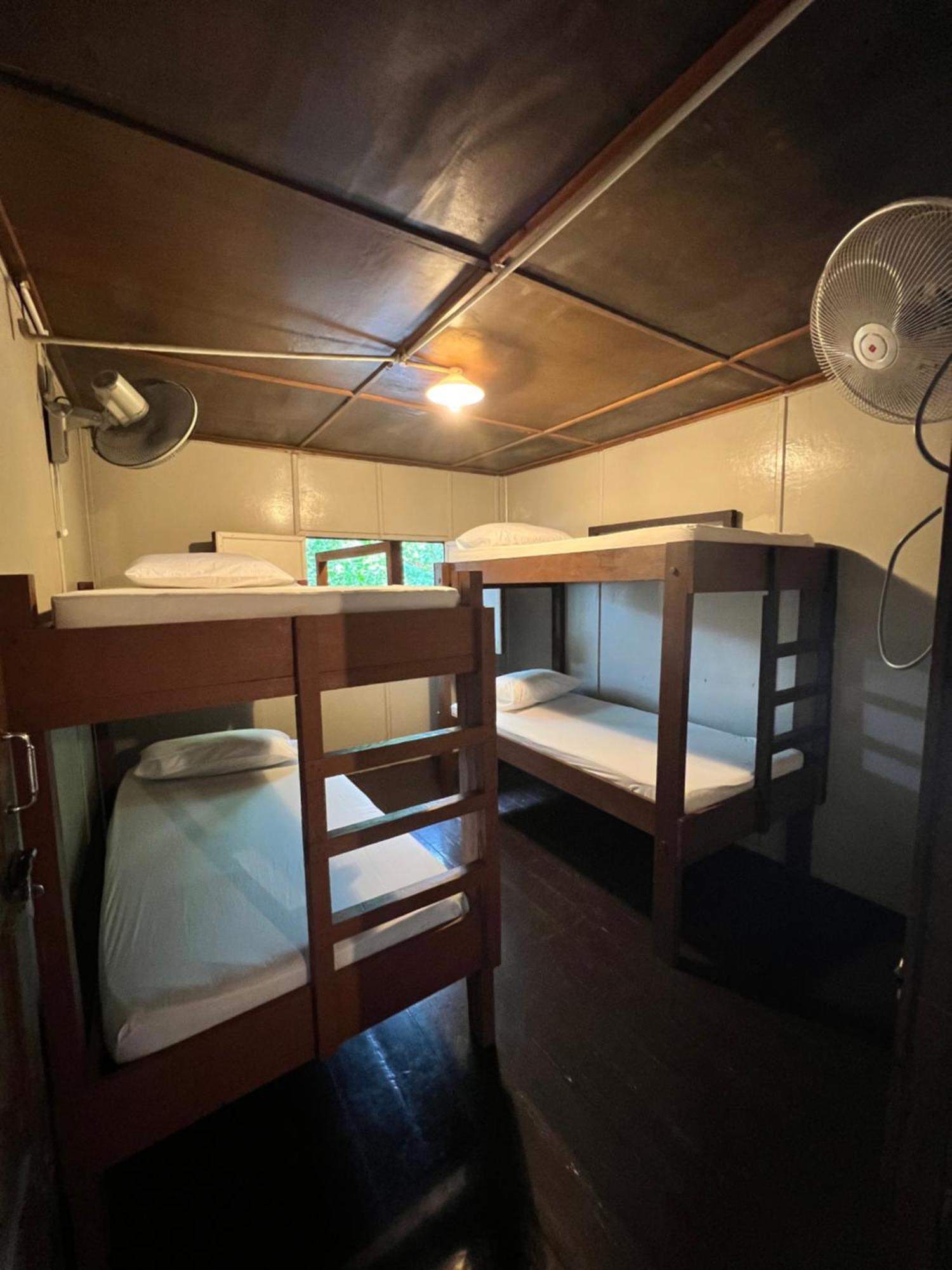 Ohlala Guesthouse 페렌티안 아일랜드 외부 사진