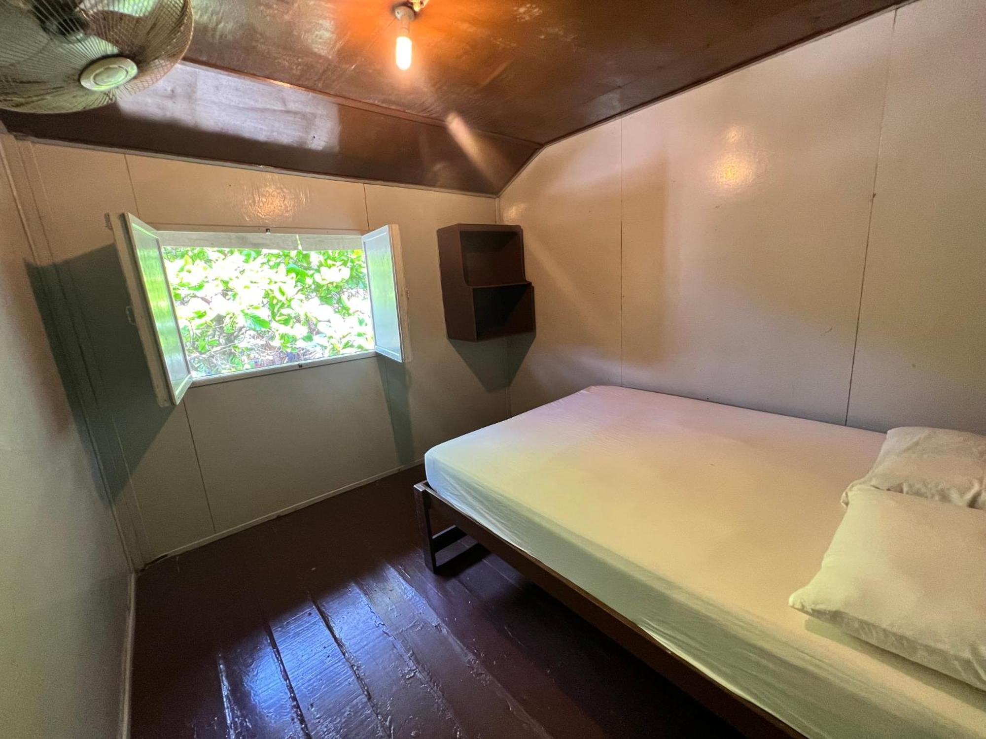 Ohlala Guesthouse 페렌티안 아일랜드 외부 사진
