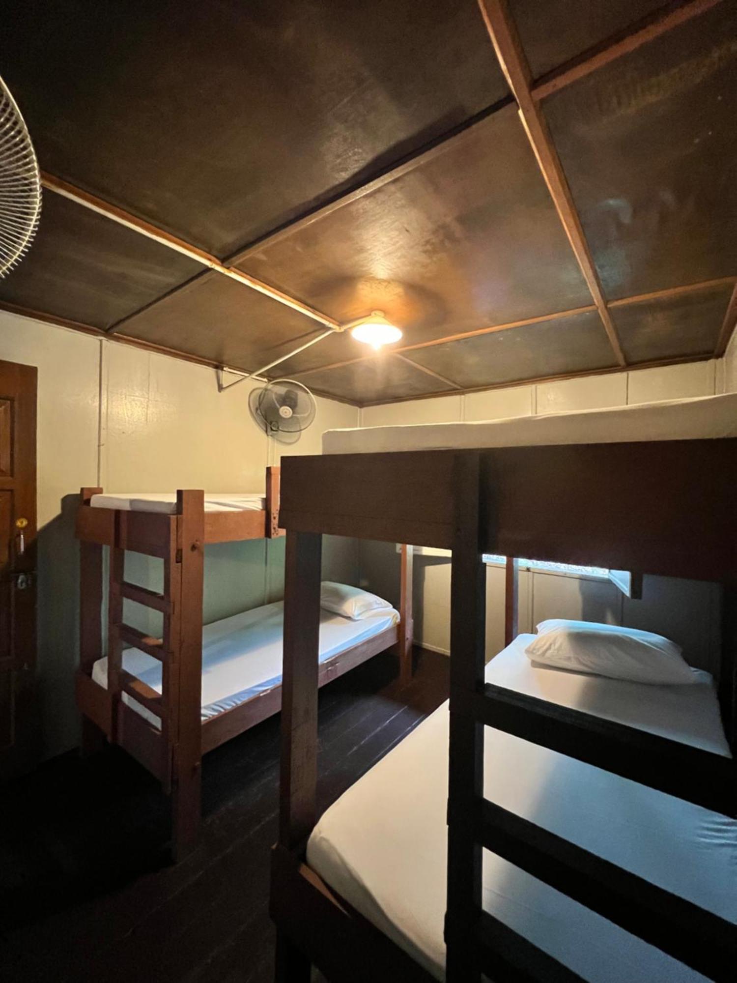 Ohlala Guesthouse 페렌티안 아일랜드 외부 사진