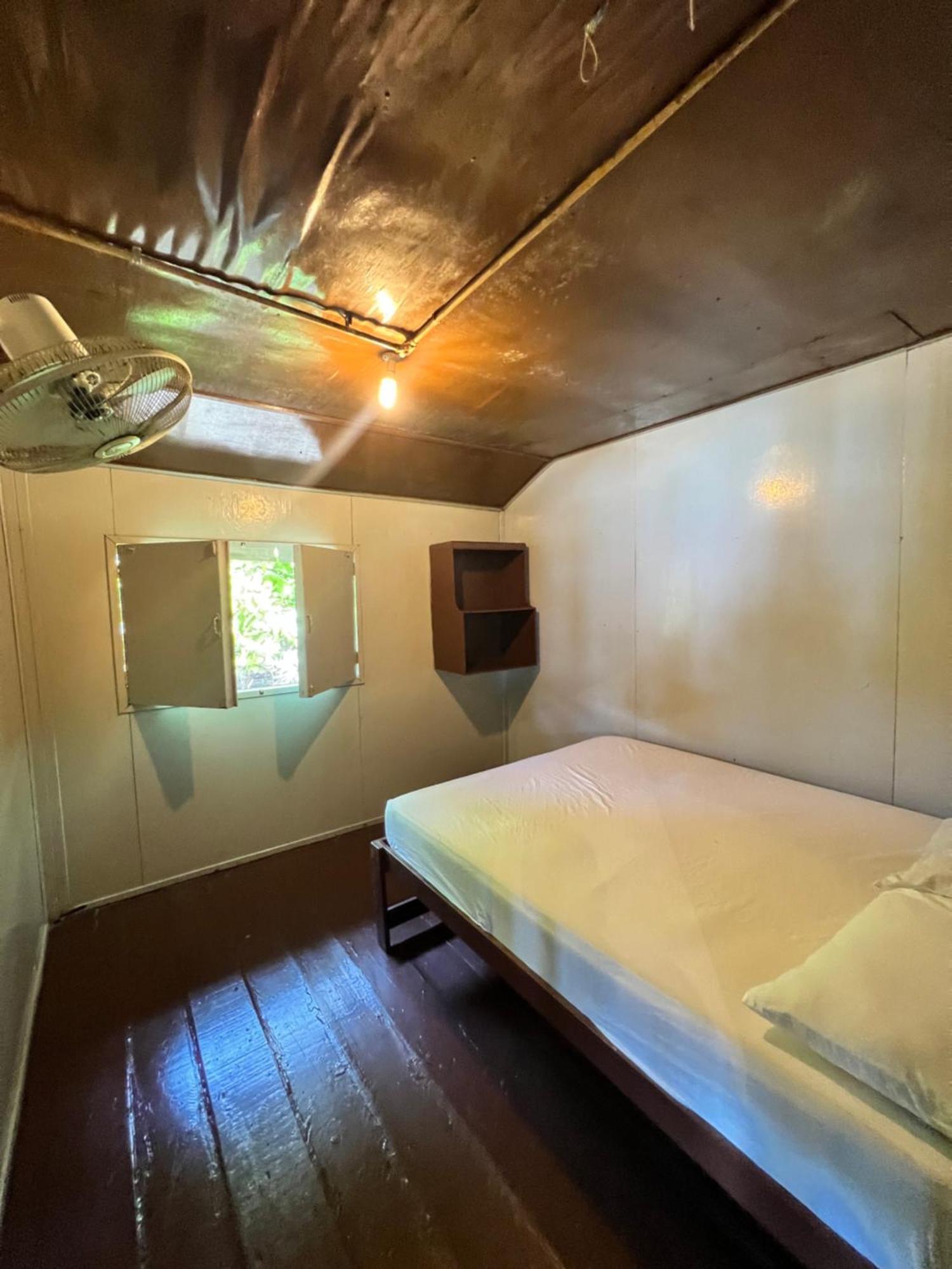 Ohlala Guesthouse 페렌티안 아일랜드 외부 사진