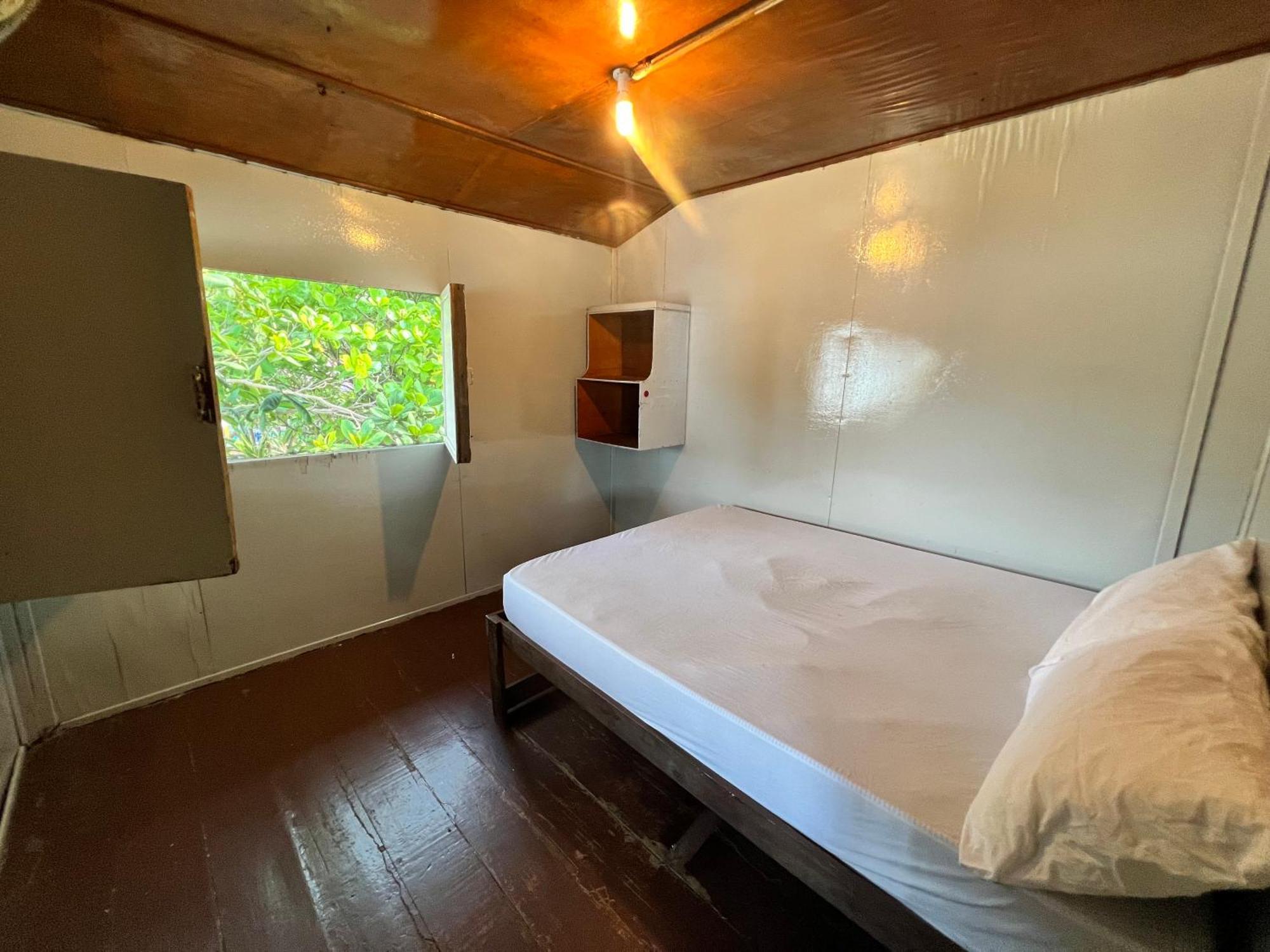 Ohlala Guesthouse 페렌티안 아일랜드 외부 사진