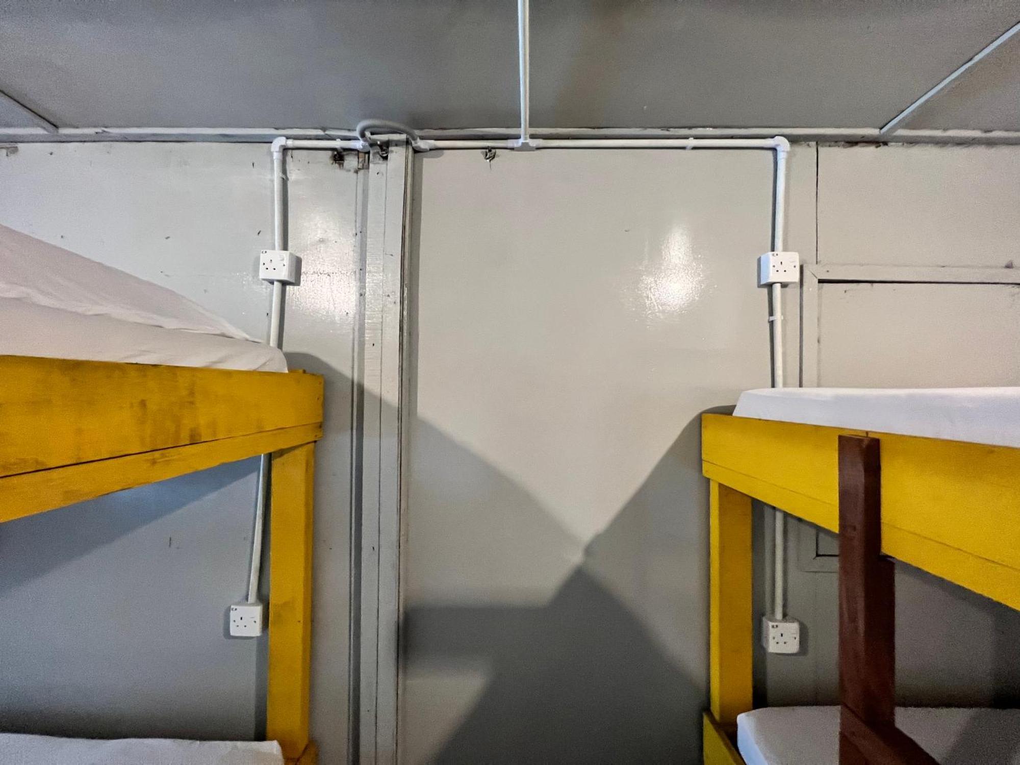 Ohlala Guesthouse 페렌티안 아일랜드 외부 사진